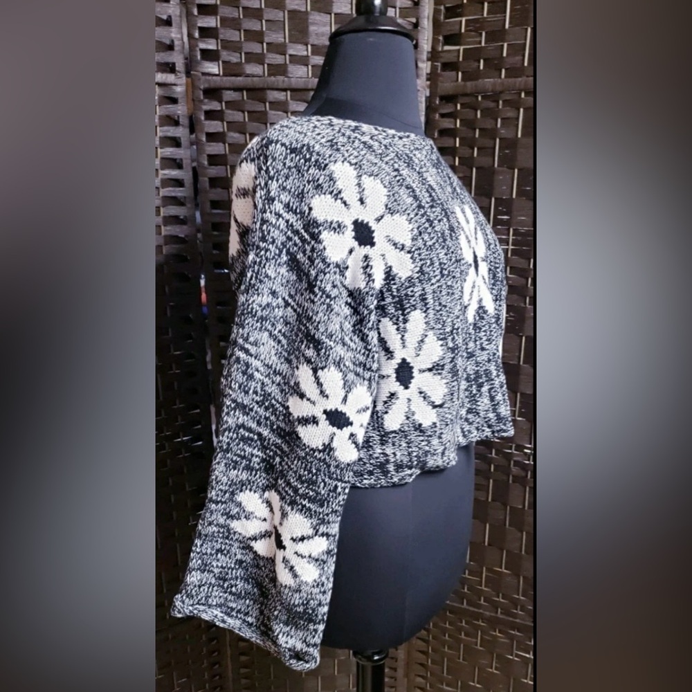 STORIA FLORAL SWEATER SET (BLACK/WHITE) - Picture 11 of 16